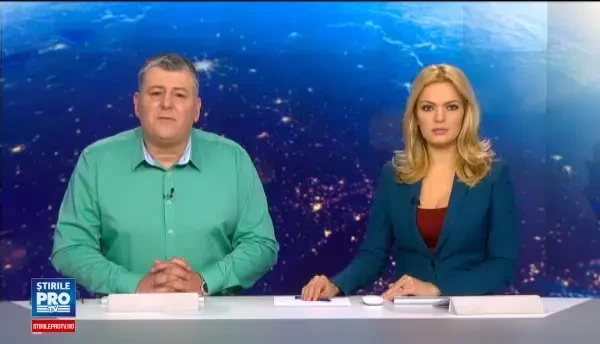 O masina parcata a luat foc pe o strada din Bacau. Gestul eroic al unui medic care a vazut flacarile uriase