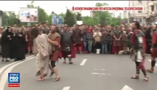 Traseul lui Iisus pana la rastignirea pe cruce, refacut la Bacau de 70 de actori. Oamenii au urmarit plangand procesiunea