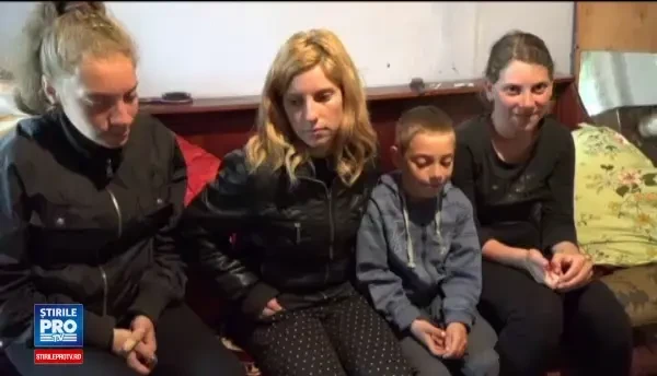 Si-au pierdut ambii parintii si lupta sa ramana impreuna. Orice ajutor le poate aduce o bucurie de Paste