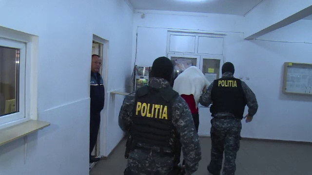 Cei 7 tineri din Dambovita, arestati preventiv pentru viol, vor sa fie in libertate. Reactia rudelor adolescentei