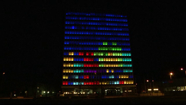 Tetris, jucat pe un ecran de 55 de metri inaltime. Studentii au platit 30.000 pentru distractia lor