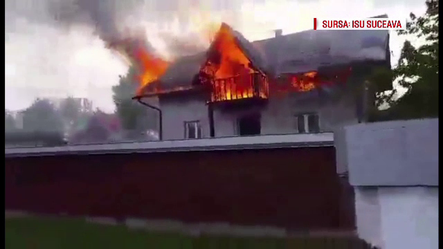 O vila din Suceava a fost distrusa de un incendiu puternic. Ce s-a intamplat cu proprietara casei cand a vazut flacarile