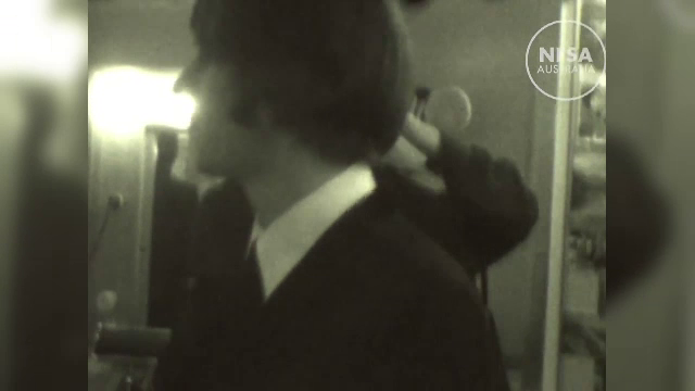 O filmare inedita cu membrii legendarei trupe Beatles a fost data publicitatii. Cum au fost surprinsi de o dansatoare
