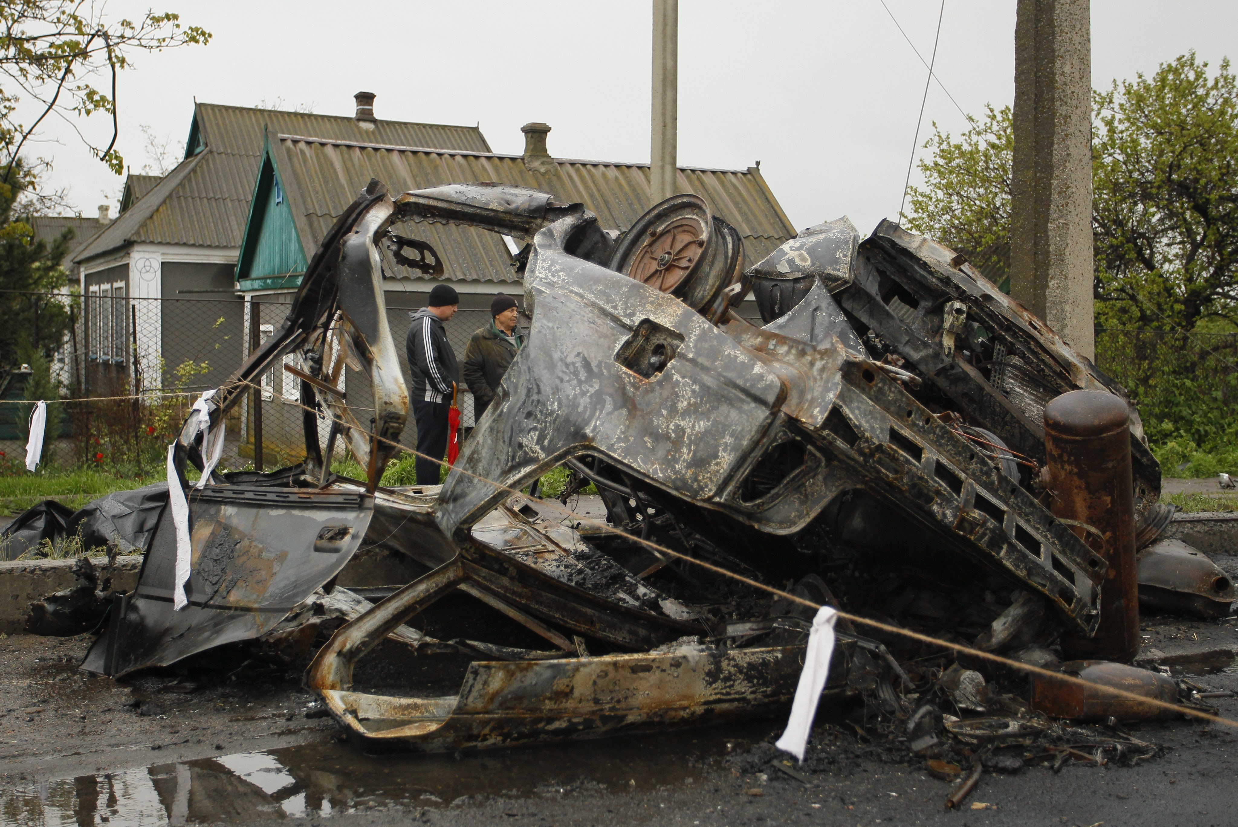 Patru civili, inclusiv o femeie gravida, ucisi intr-un bombardament in Ucraina. Ce au vazut reporterii aflati la fata locului