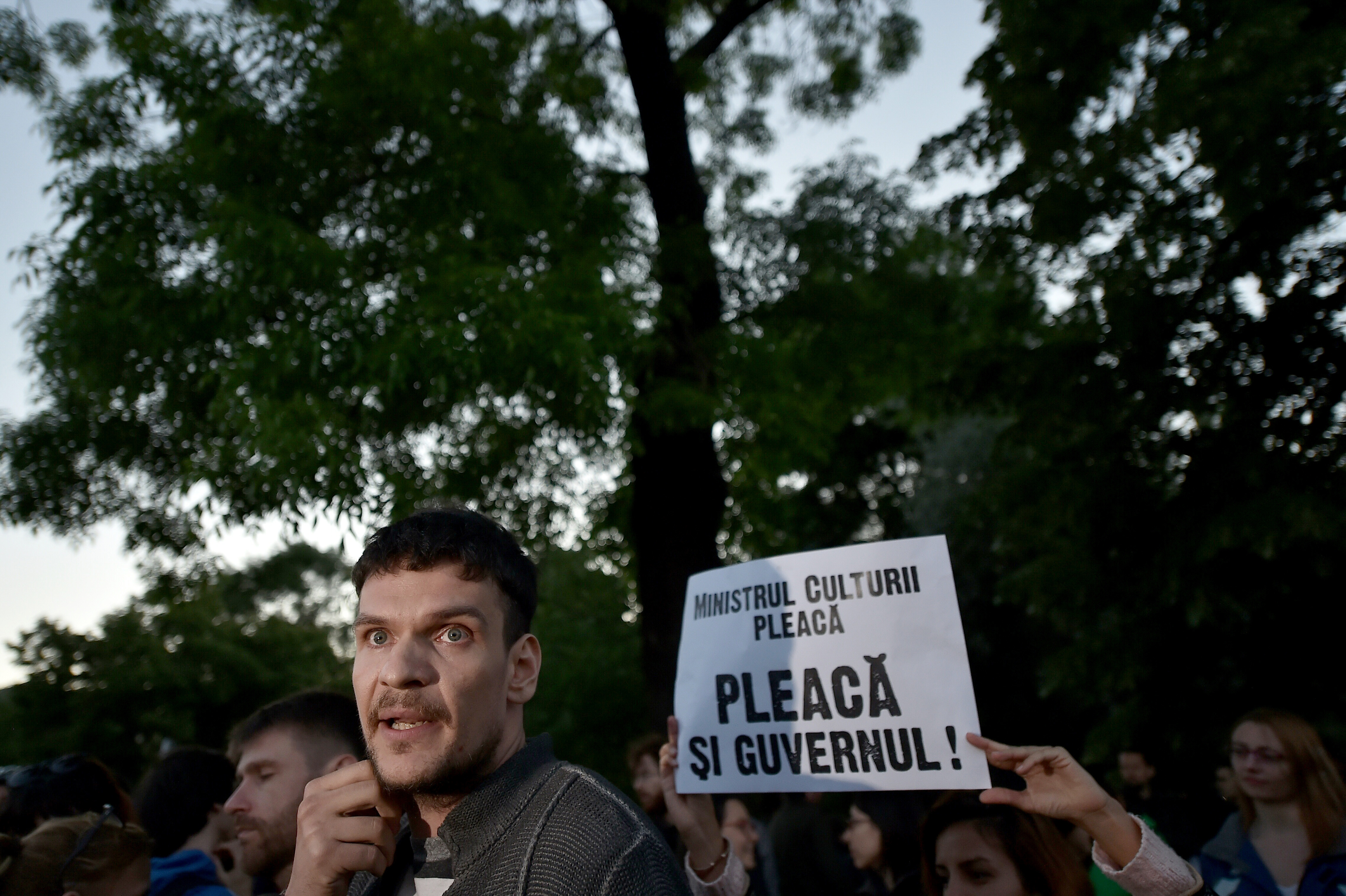 Miting pentru sustinerea ministrului demisionar de la Cultura. Ciolos a discutat cu Tudor Chirila in mijlocul protestatarilor