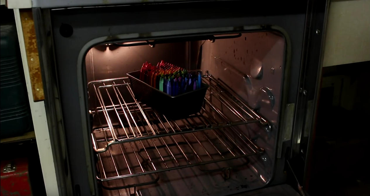 A bagat la cuptor 256 de creioane colorate. Ce a facut apoi e uimitor. VIDEO