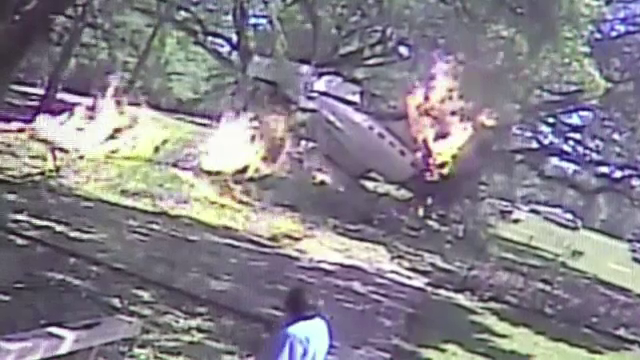 Un pilot a scapat cu viata dupa ce avionul sau s-a prabusit si a luat foc. Accidentul, surprins de camere