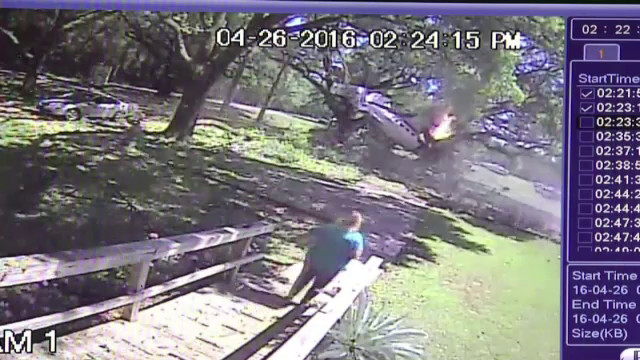 Momentul in care un avion se prabuseste pe o sosea, surprins de o camera de filmare. Martor: "Am vazut cum usa se deschide"