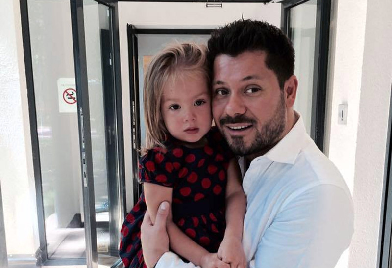 Cum incearca un jurat Bake Off sa-i insufle fiicei sale dragostea pentru bucatarie. “Cu asta traim, inainte de toate”