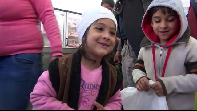 Copiii sarmani din Galati au primit pachete cu mancare pentru Paste. Multi dintre ei nici nu mai stiau ce gust are ciocolata