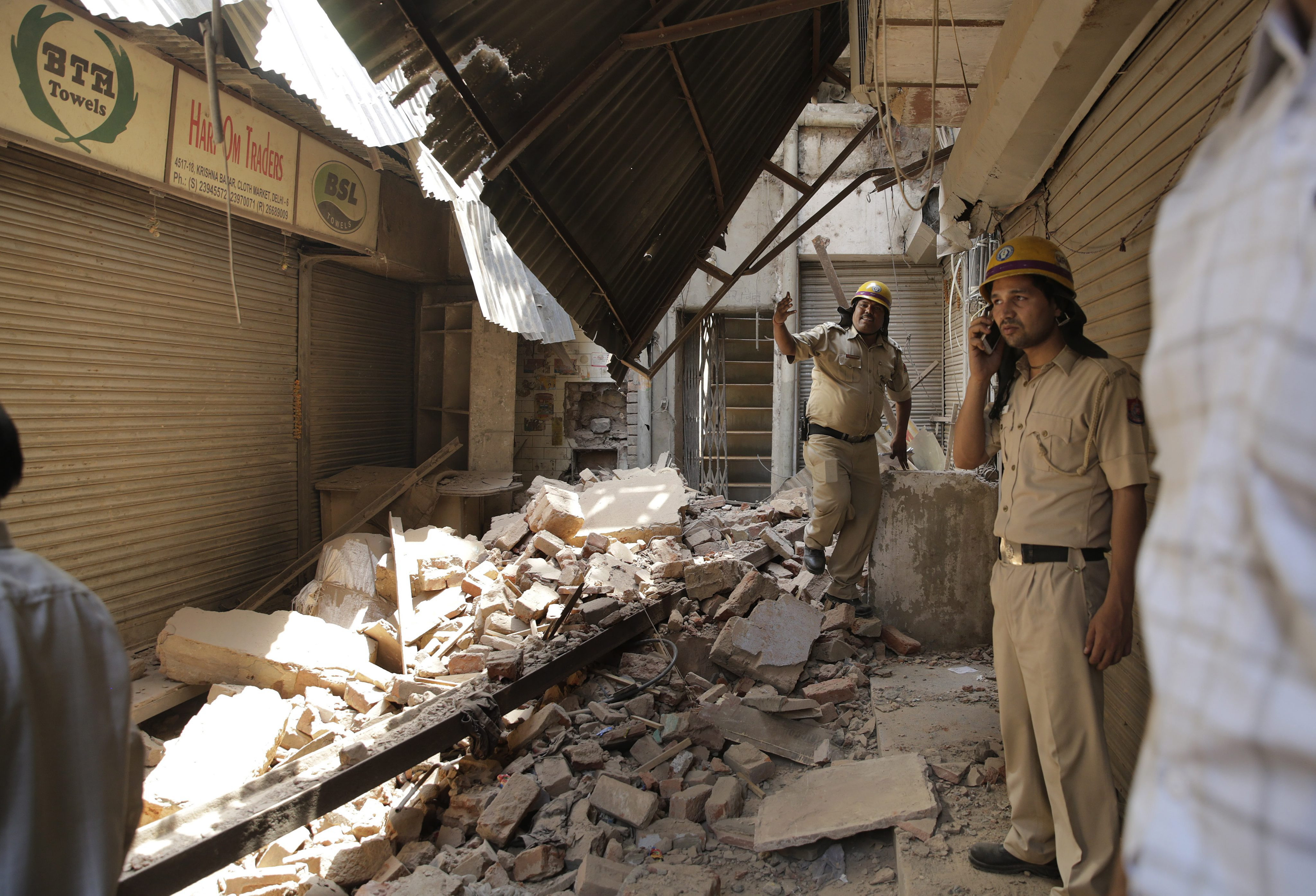 O cladire s-a prabusit in India. Un om a murit si alte persoane sunt prinse sub daramaturi