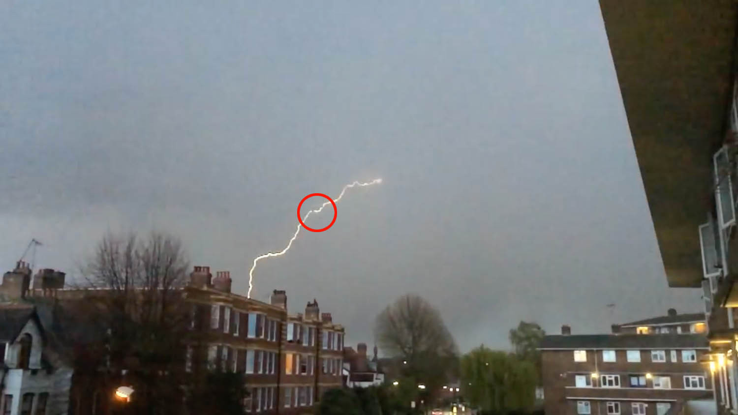 Momente terifiante la bordul unui avion British Airways lovit de trasnet. Marturiile pasagerilor: "A venit de nicaieri"