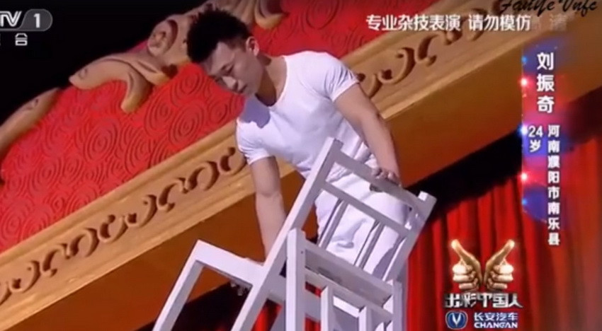 Juratii i-au dat X-uri de teama! Ce a facut acest barbat la un concurs de talente este incredibil! Acest numar iti taie rasuflarea