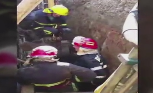 A fost acoperit in intregime de un mal de pamant, dar un coleg i-a salvat viata. Gestul care a facut diferenta