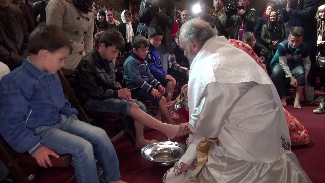 Lectie de smerenie in Joia Mare. Arhiepiscopul Dunarii de jos a spalat picioarele a 12 copii dintr-un centru de plasament