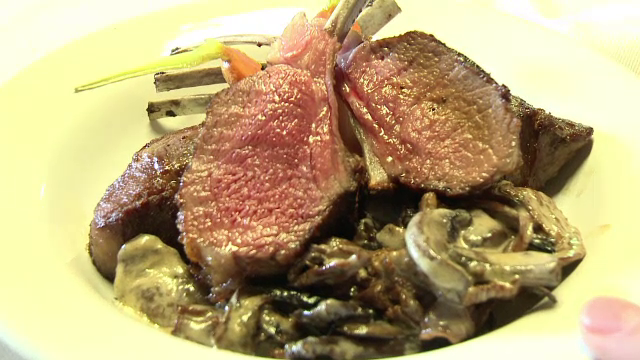 Retete pentru masa de Paste. Cum se prepara stufatul de miel oltenesc sau friptura in crusta de verdeturi si unt