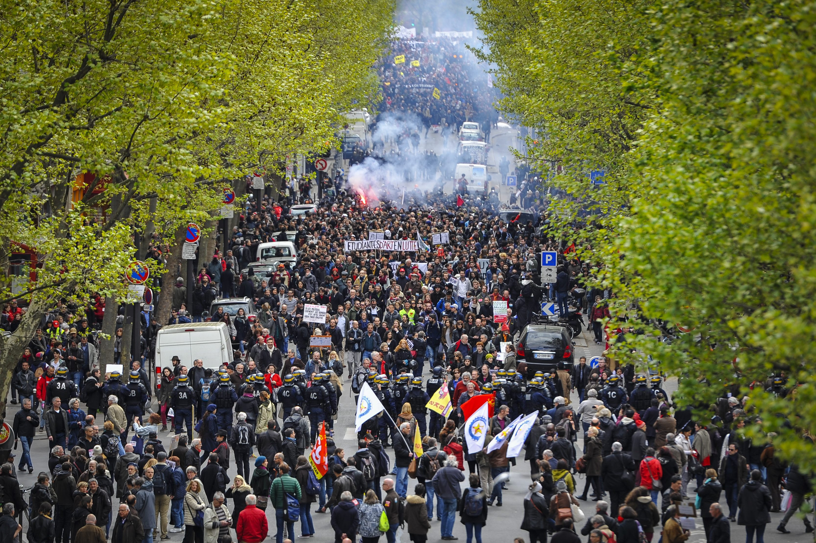 Proteste violente in Franta. O jumatate de milion de oameni au iesit in strada, peste 120 au fost arestati. FOTO si VIDEO