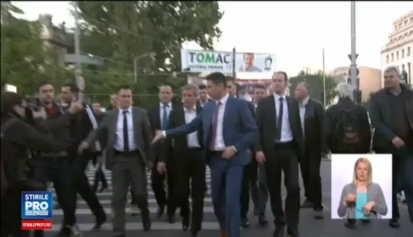 Miting pentru sustinerea ministrului demisionar de la Cultura. Ciolos a discutat cu Tudor Chirila in mijlocul protestatarilor