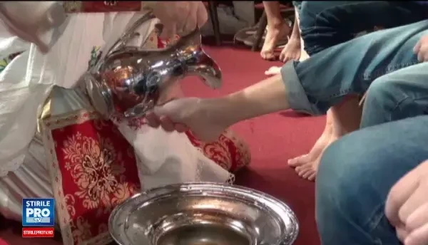 Lectie de smerenie in Joia Mare. Arhiepiscopul Dunarii de jos a spalat picioarele a 12 copii dintr-un centru de plasament