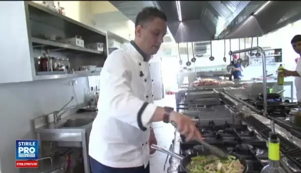 Retete pentru masa de Paste. Cum se prepara stufatul de miel oltenesc sau friptura in crusta de verdeturi si unt