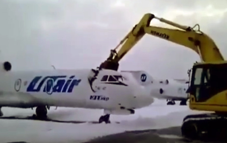 Un avion a fost distrus cu un excavator. Ce l-a suparat pe angajatul unui aeroport din Rusia