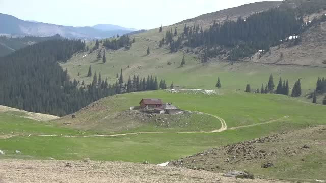 "Lacul fara fund", peisaje de poveste si preparate traditionale. Surprizele care ii asteapta pe turistii care merg in Borsa