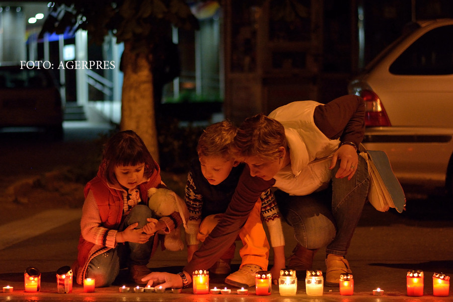 Obicei unic la Targoviste, in Joia Mare. Ce simbolizeaza candelele rosii aprinse de credinciosi