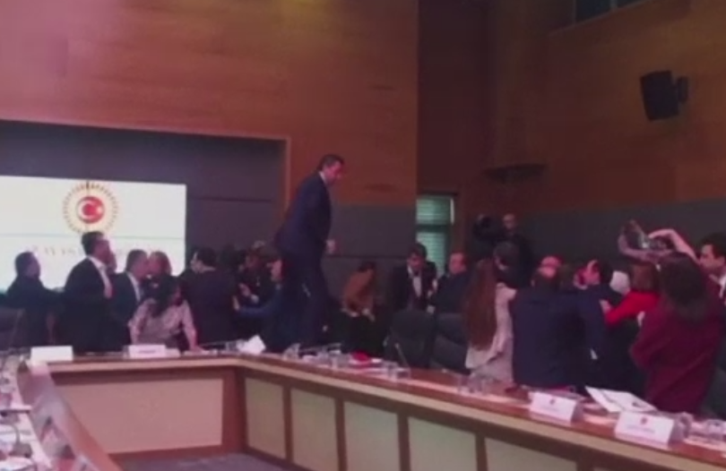 Bataie in Parlamentul Turciei. Motivul pentru care deputatii si-au impartit pumni