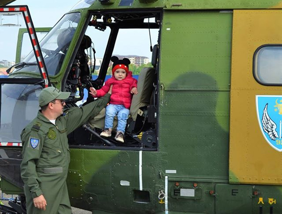 Exercitii militare romano-americane, la Iasi. Ei au venit cu Humvee-uri si elicoptere, ai nostri au adus fasolea la cazan