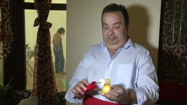 "Regele tiganilor" se pregateste de Paste vopsind oua cu trafaletul. "M-a inspirat Preafericitul Daniel"