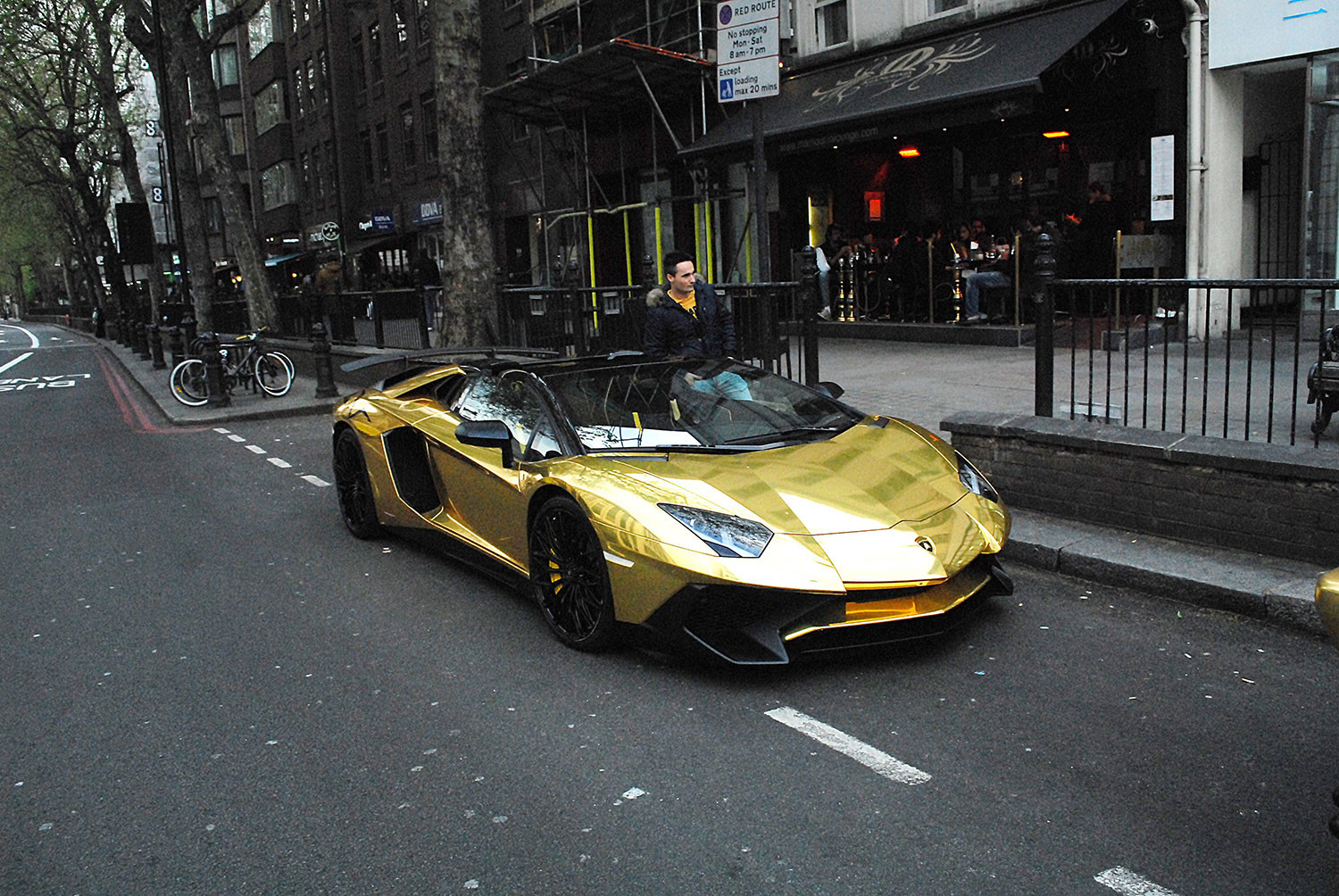 Si-a parcat bolizii de 1 MILION de euro, placati cu aur, pe o strada aglomerata din Londra. Ce a urmat cand a venit politia
