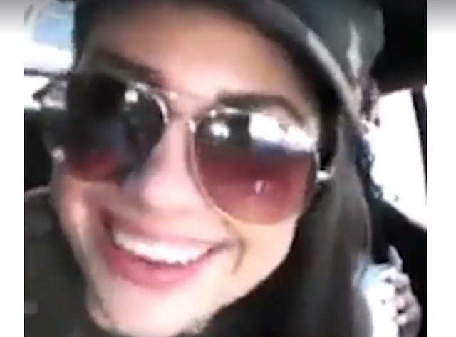 Plictiseala in trafic a innebunit-o! Aceasta femeie a iesit prin trapa masinii si a facut asta! Gestul e scandalos