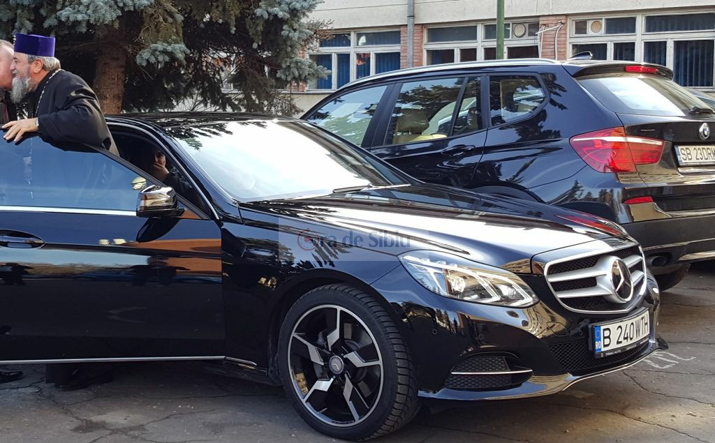 Un ziar din Sibiu isi cere scuze dupa ce l-a pozat pe mitropolit intr-un Mercedes. Imaginea care a pornit o mini-criza locala