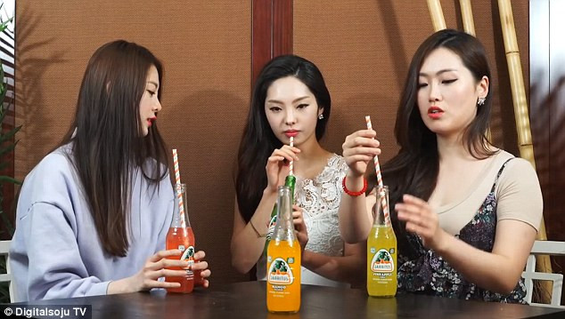 Reactia unor tinere din Coreea dupa ce gusta pentru prima data sucuri acidulate din SUA. "Are gust de spital". VIDEO