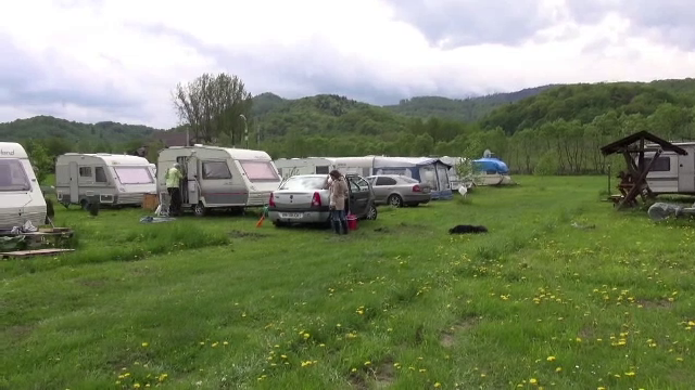 Cum s-au pregatit romanii care au dat aglomeratia oraselor pe linistea Bucegilor: "Fac ce vreau aici, mananc, beau, petrec"