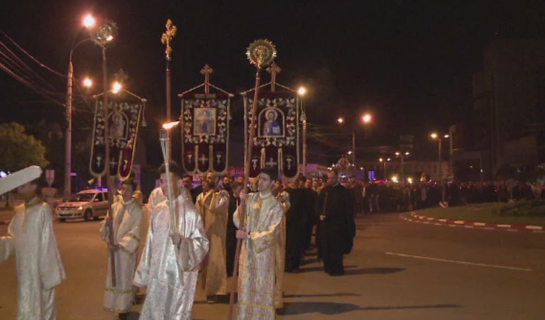 Procesiune cu peste o mie de oameni pe strazile Buzaului. Credinciosii au refacut dumul de la Golgota la mormantul lui Iisus