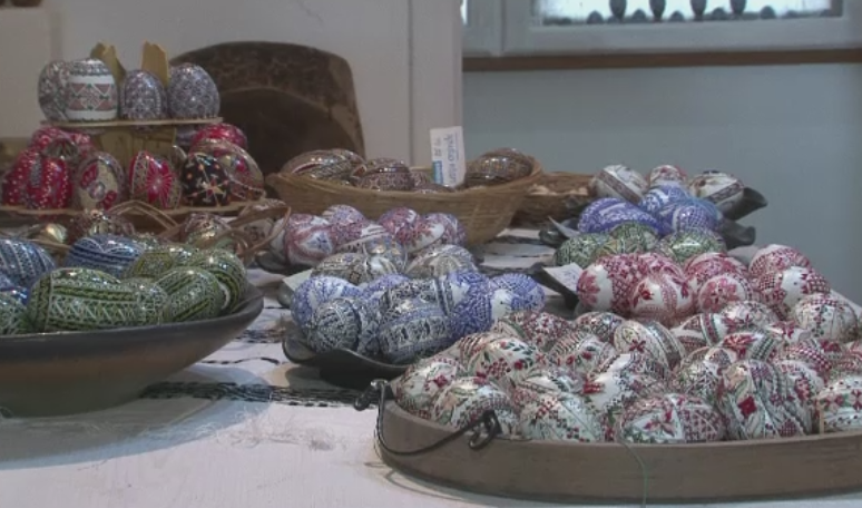 Arta de a decora ouale de Paste in Suceava. Cat dureaza incondeierea si cat costa sa inveti mestesugul