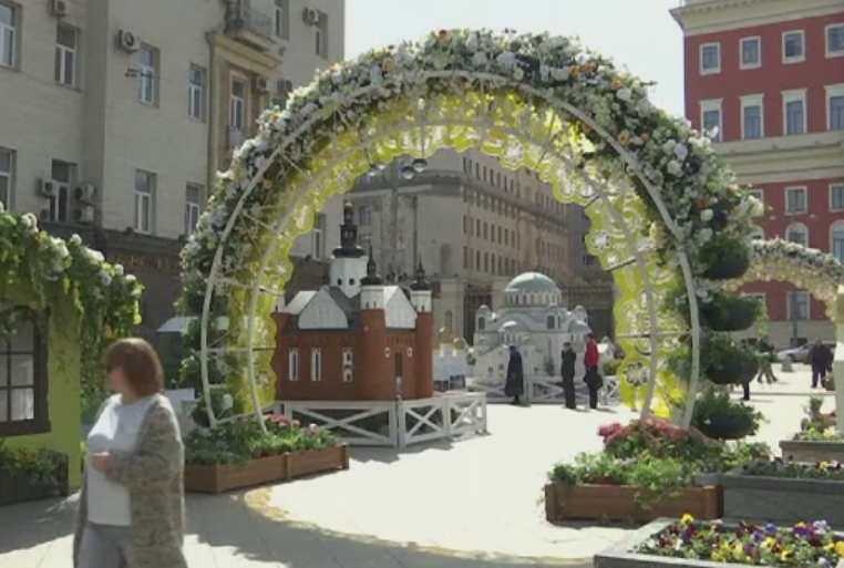 Moscova, impodobita de Paste cu flori, oua si iepurasi. Creatiile cu care impresioneaza artistii din Ucraina