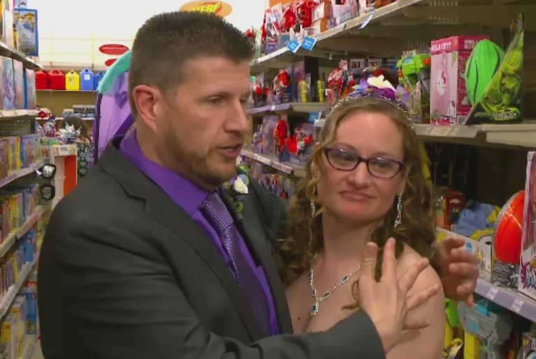 Nunta la raionul de jucarii al unui hipermarket. Motivul pentru care mirii au ales acest loc neconventional