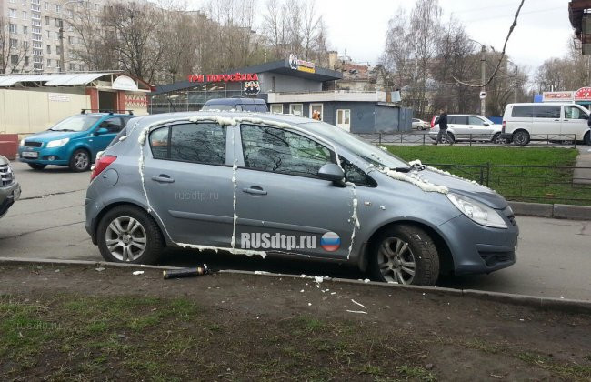 Vandalism intr-o parcare din Rusia. Un sofer si-a gasit masina complet "sigilata". FOTO
