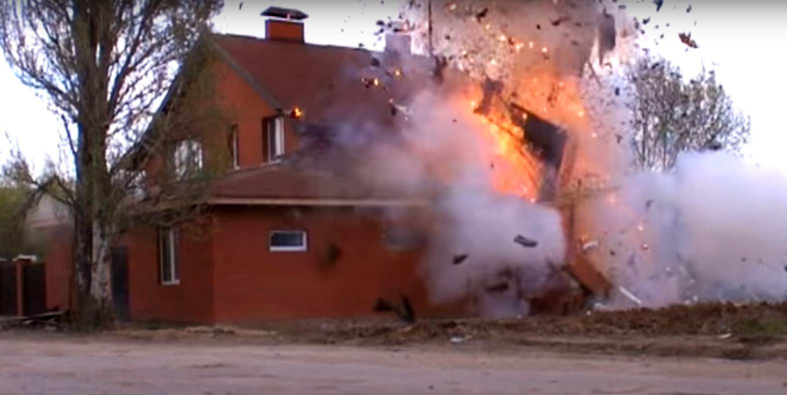 Momentul in care serviciile secrete rusesti arunca in aer o casa de rugaciune a ISIS. VIDEO. Ce era interiorul cladirii