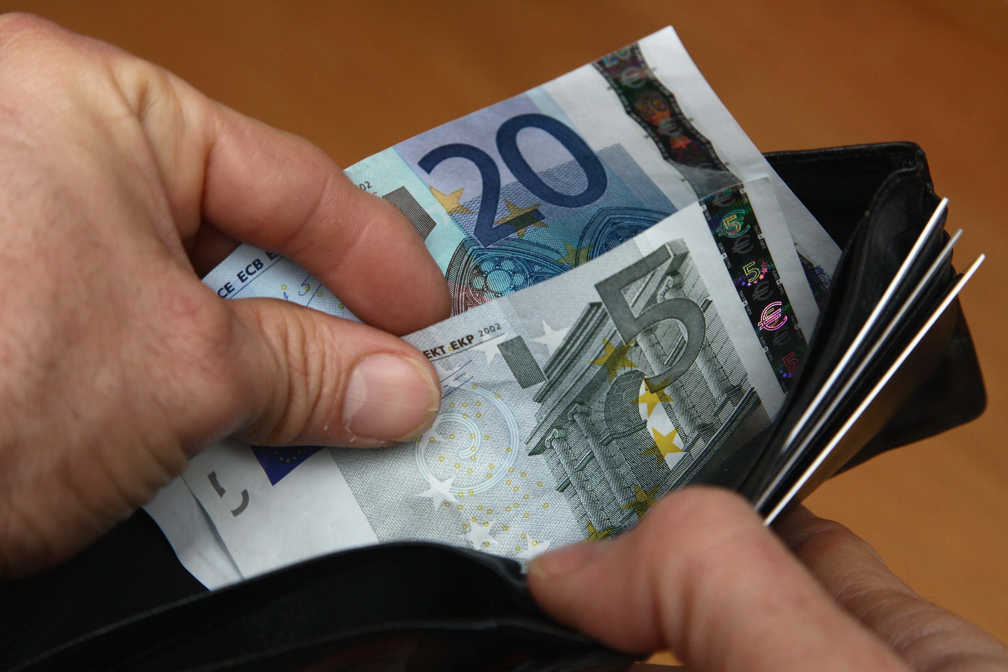 Cele 6 lucruri pe care un gentleman modern trebuie sa le tina in portofel