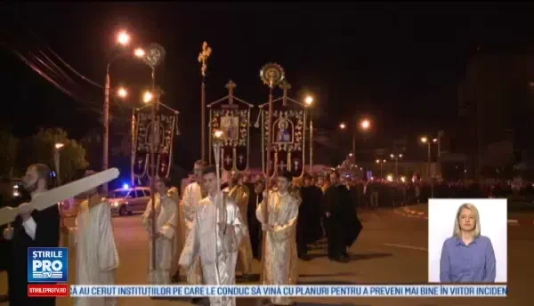 Procesiune cu peste o mie de oameni pe strazile Buzaului. Credinciosii au refacut dumul de la Golgota la mormantul lui Iisus