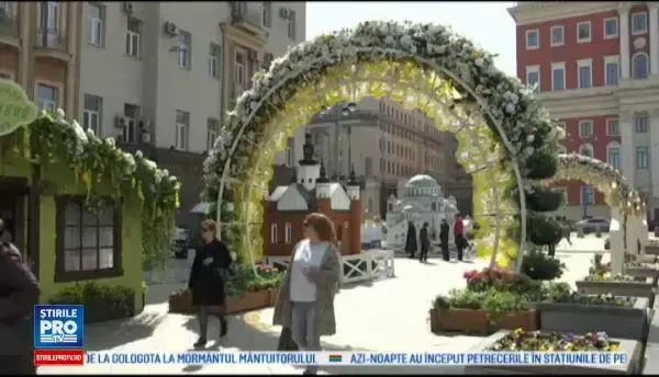 Moscova, impodobita de Paste cu flori, oua si iepurasi. Creatiile cu care impresioneaza artistii din Ucraina