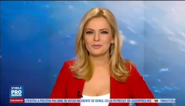 Momentul in care un pui de rata este scos dintr-un canal. Pompierul i-a salvat viata in ultima clipa