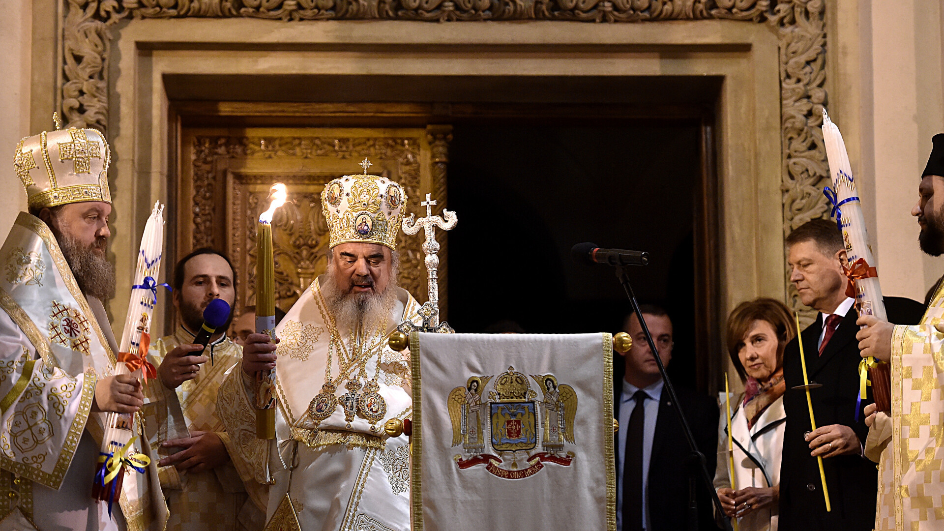 "Demisia! Demisia!". Ce amenda au primit persoanele care au "tulburat linistea publica", in timpul slujbei de Inviere. VIDEO