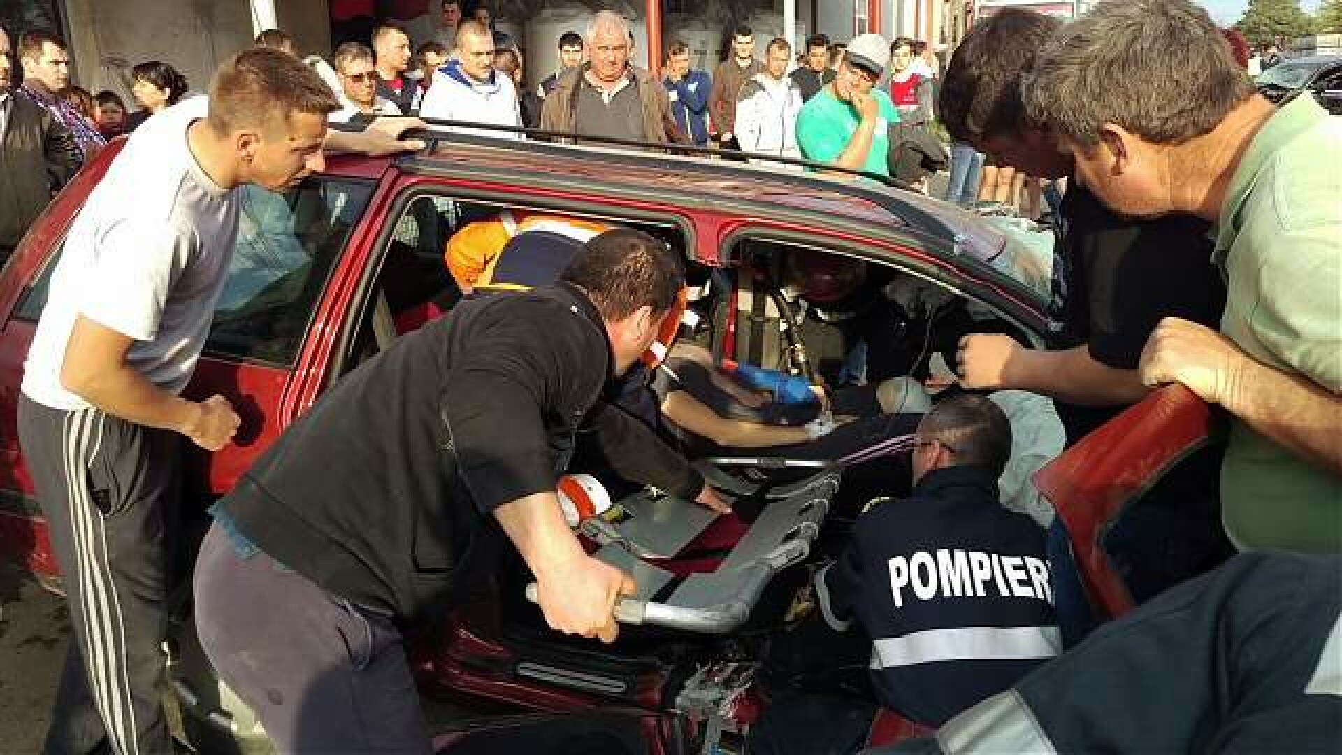 Grav accident in seara de Inviere. O tanara de 20 de ani a murit dupa ce un sofer baut a intrat in masina ei. FOTO