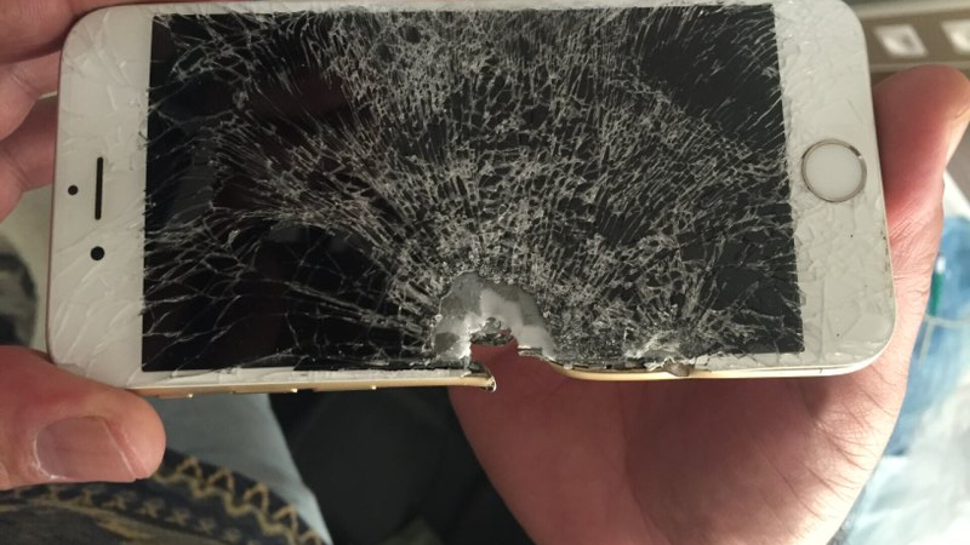 iPhone-ul i-a salvat viata unui soldat turc. A supravietuit unei rani care putea fi mortala