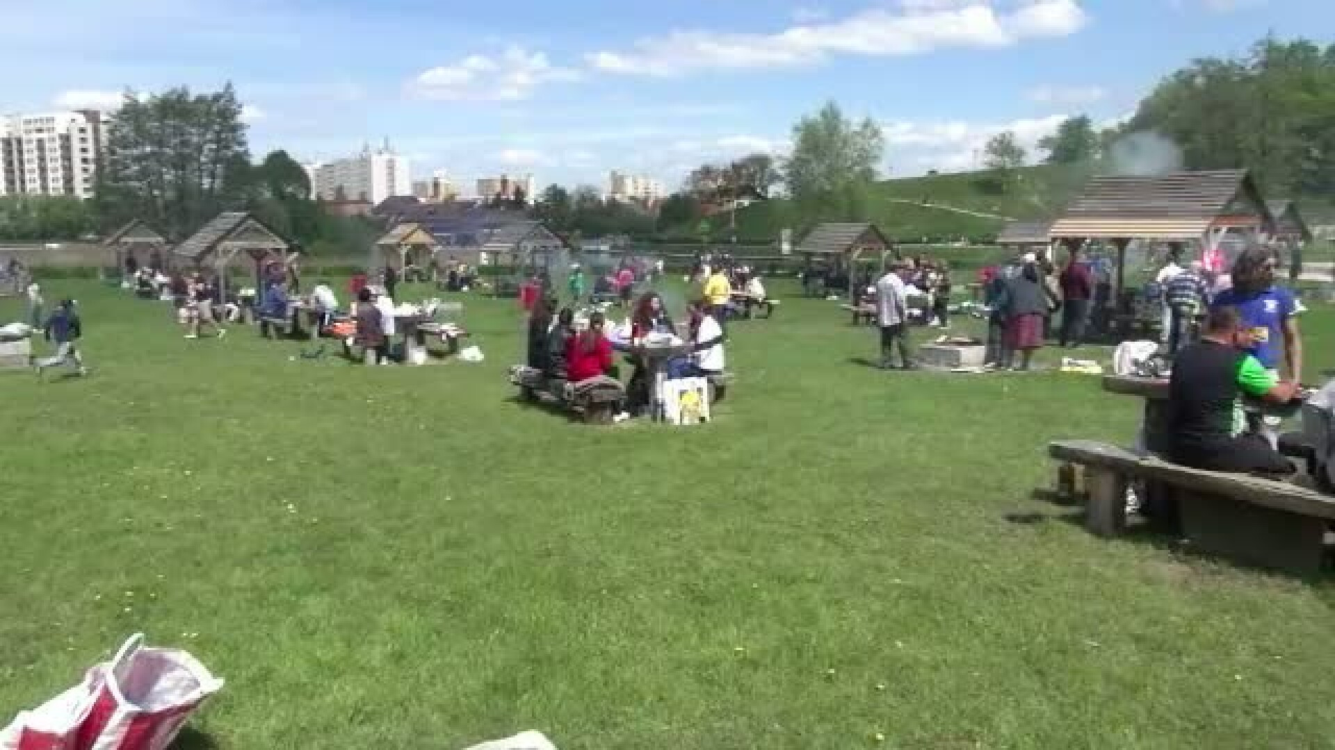 Cum s-au pregatit turistii de traditionalul gratar de la munte. "Avem de toate: mititei, bere si sistemul lui Salam"