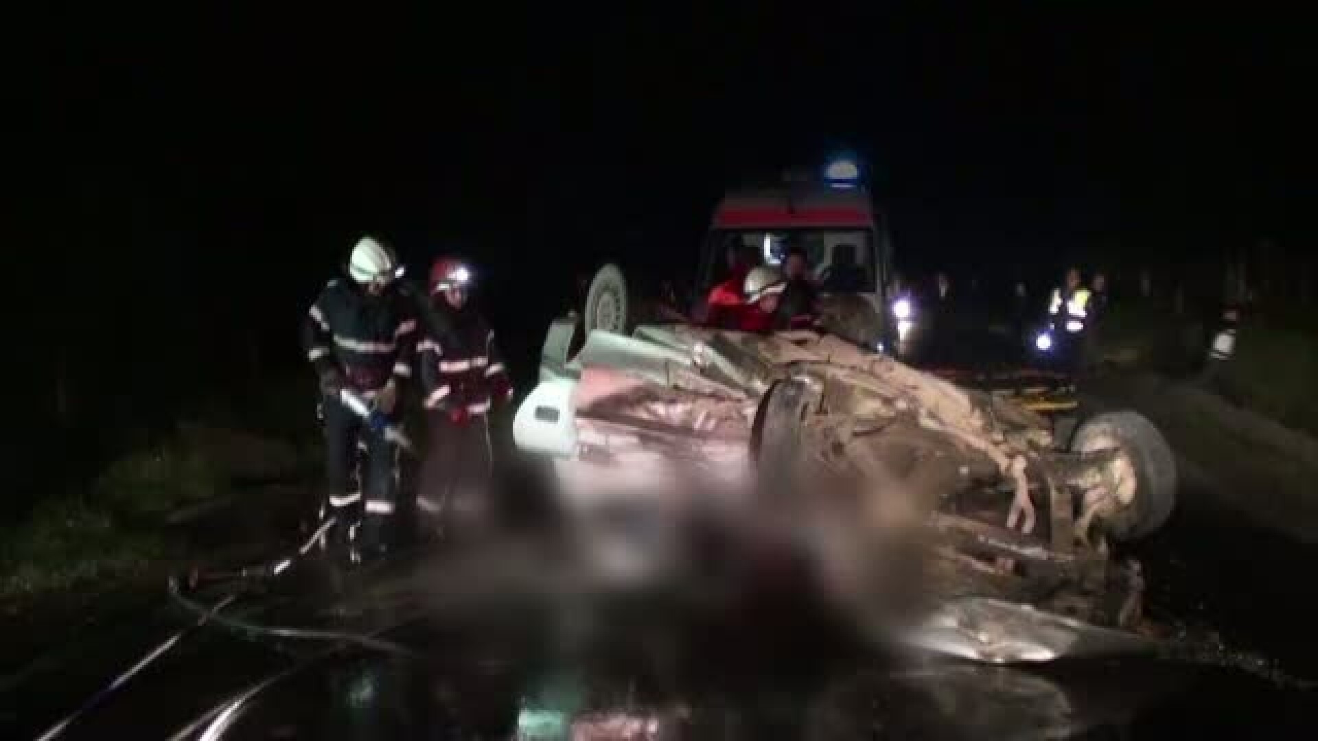 Doi tineri au murit si alti patru au fost raniti, intr-un accident produs in Dej. Printre victime se afla fiul unui primar
